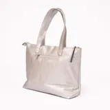 Bolso tipo tote bag plateado con textura granulada, cierre superior y doble asa de hombro.