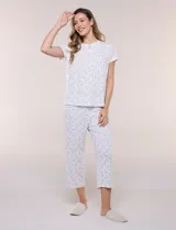 Conjunto pijama de remera de manga corta y pantalón capri blanco con delicado estampado floral en tonos rosados y verdes, confeccionado en tejido acanalado fino con escote redondo y detalle de gota con botón.