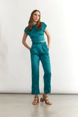 Top corto de seda color verde esmeralda, con cuello mao y mangas cortas.