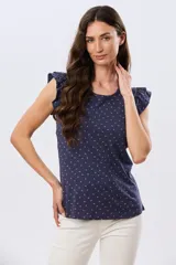 Remera de algodón color beige con sutil estampado, cuello redondo y mangas cortas con doble volado aportando volumen y un diseño femenino.