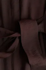 Vestido midi de manga larga en color marrón, con cuello mao abierto, cierre frontal con botones ocultos, puños abotonados y cinturón ajustable para anudar en la cintura.