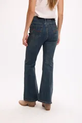 Jean de tiro medio con corte recto y leve abertura en el bajo, confeccionado en denim azul con costuras en contraste.