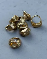 Anillo ancho de alpaca color plateado, con diseño irregular y textura rugosa. Pieza hecha a mano.