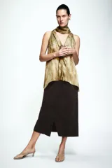 Top sin mangas con cuello tipo choker y escote en pico con lazada frontal. Presenta un diseño con efecto tie-dye en tonos tierra y cierre posterior con abertura y botón.