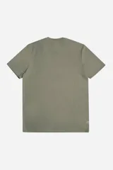 Remera de algodón con trama visible, color bordó, de corte regular y estructura firme. Presenta estampa frontal en relieve con texto.