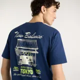 Remera New Balance de hombre, color azul, de manga corta y cuello redondo. Cuenta con un pequeño estampado gráfico a la altura del pecho en el lado izquierdo.
