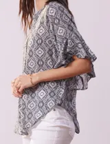Blusa de gasa estampada marca Ruby Rd, con cuello a la base, abertura central con botones y mangas cortas amplias con volados.