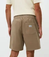 Bermuda masculina de sarga color marrón con textura efecto corderoy, corte regular, cintura elástica con cordón de ajuste y bolsillos laterales.