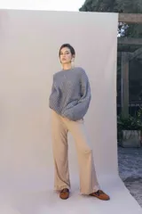 Pantalón de tiro medio con silueta recta y leve amplitud, confeccionado en tejido suave con caída fluida y cintura limpia.