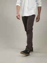 Pantalón de algodón color marrón, de corte recto y tiro medio.