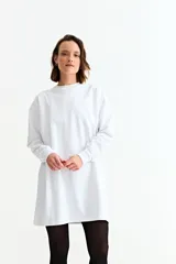 Vestido de algodón de corte recto y holgado, con cuello redondo y mangas largas con puños elásticos.