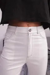 Pantalón blanco de bengalina engomada, corte capri semi oxford, tiro alto, bolsillos traseros, recorte a la altura de la rodilla y costuras a contratono.