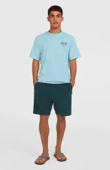 Bermuda O’Neill color verde oscuro, de corte recto con cintura elástica ajustable mediante cordón y bolsillos laterales.