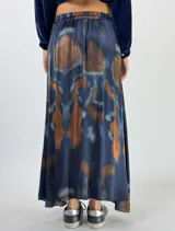 Pollera larga de tiro alto con estampado abstracto en tonos grises y marrones.