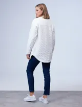 Sobrecamisa capitoneada color verde militar, marca Robert Louis. Cuello con solapa, abertura central con botones y bolsillos delanteros.