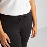 Pantalón de jogging negro de corte recto.