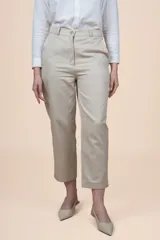 Pantalón de tiro alto con pierna recta y largo al tobillo, color beige, confeccionado en mezcla de algodón y tencel.