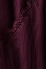Top entallado de punto acanalado fino de algodón, color bordó, con escote en V pronunciado ribeteado en encaje y mangas cortas.