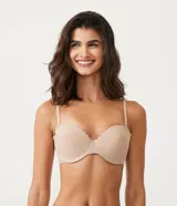 Soutien tipo top color nude, con copas moldeadas y borde festoneado en la parte superior. Posee tirantes finos removibles.