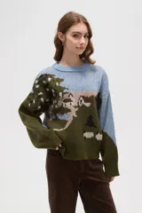 Sweater de tejido jacquard con diseño de paisaje campestre, cuello redondo a la base y mangas largas con corte holgado.
