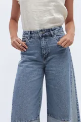 Jean wide leg de diseño bicolor y corte holgado de pierna ancha con tiro alto, confeccionado en denim de algodón con contraste de tonos.