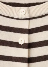 Cardigan de punto fino con diseño a rayas horizontales en color crudo y marrón, cuello redondo, manga larga y cierre frontal con botones.