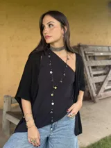 Gargantilla choker negra con red de brillantes multicolores. Se cierra con cadena y gancho para regular el largo.