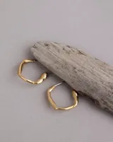 Aros de diseño minimalista con forma de argolla pequeña, realizados artesanalmente en bronce y alpaca con pernos de plata 925.