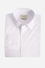 Camisa de manga larga lisa, color blanco, de corte regular, con bolsillo tipo cartera y logo bordado.