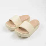 Sandalias O'Neill modelo Ace, tipo chancla de plataforma con tira ancha en color beige claro y suela anatómica.