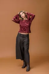 Bermuda de tiro alto en color gris oscuro con diseño de tablas delanteras, corte amplio y largo midi. Incluye un cinturón fino de cuero a tono.