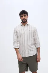 Camisa de manga larga con diseño de rayas verticales, confeccionada en mezcla de lino y algodón, con cuello camisero y cierre frontal de botones.