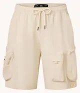 Bermuda masculina de poliéster color negro, corte baggy cropped, con cintura elástica ajustable con cordón y bolsillos funcionales.