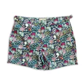 Short de baño con estampado floral y botánico en tonos violeta, rosa y verde sobre fondo oscuro. Presenta pretina fija con hebillas metálicas laterales para ajuste, cierre frontal con botón a presión, bolsillos laterales y bolsillo trasero.