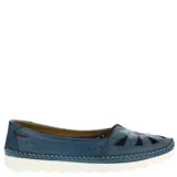 Zapato tipo mocasín de cuero azul con detalles calados en la puntera, costuras reforzadas en el contorno y suela de goma blanca con diseño ondulado.