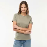 Remera de punto verde militar, con cuello redondo y mangas cortas.