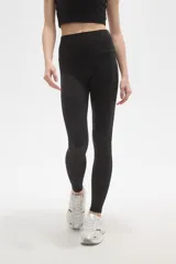 Calza deportiva de poliamida, color negro, con diseño al cuerpo y cintura alta.