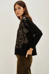 Sweater negro de manga larga con cuello redondo y tejido jacquard en dorado con diseño damasco.