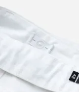 Pantalón wide leg de sarga blanca, con cintura ajustable, bolsillos cargo laterales y cinturón incorporado con hebilla metálica.