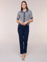 Cardigan de punto con patrón geométrico bicolor en gris y blanco, de manga corta, cuello polo y cierre frontal con botones nacarados.