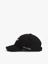 Gorra de béisbol clásica, confeccionada en sarga de algodón, color negro, con visera curva y logo bordado en hilo blanco en la parte delantera.