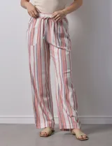 Pantalón de lino de la marca Marissa Olivia, con pretina ancha elastizada y lazo de ajuste. Diseño a rayas verticales en blanco, rojo y azul. Cuenta con bolsillos inclinados en la parte delantera.