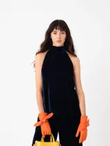 Top halter de terciopelo azul marino, con cuello alto que se anuda en la espalda.