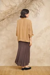 Pollera midi evasé confeccionada en lino natural, con elástico en la cintura.