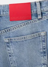 Jeans mom de tiro alto y lavado claro, confeccionados 100% en algodón.