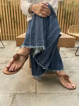 Sandalia de cuero color marrón con taco chato y detalle de flor hecha a mano.