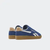 Championes Reebok Club C Grounds UK color azul con detalles en blanco y suela color caramelo. Capellada de gamuza y cuero con forro sintético y suela de goma.