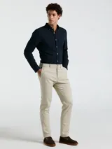 Pantalón chino de hombre color beige, con bolsillos delanteros diagonales, cierre y botón en la cintura. Logo bordado a tono. Confeccionado en 98% algodón y 2% elastano.