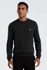 Sweater de punto color gris oscuro, con cuello redondo, manga larga y puños acanalados. Presenta el logo de la marca bordado en el pecho.