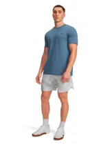 Remera deportiva Under Armour de manga corta, confeccionada en tejido de punto suave con tecnología sin costuras para evitar rozaduras. Presenta un diseño técnico con zonas de ventilación estratégicas y logotipos iridiscentes en el pecho.